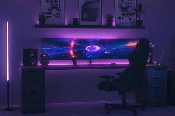 Quarto gamer com cadeira gamer sem ninguém sentado nela apenas com iluminação roxa 